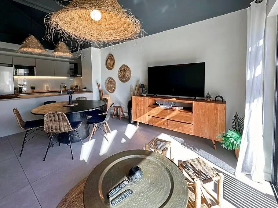 Oligaia, 3 Bdr Apartment Behind The Beach Orient Bay
